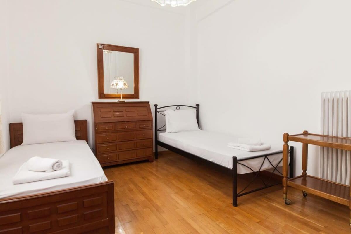 Charming Vintage 2Br Apartment With Balcony In Koukaki Athena Bagian luar foto