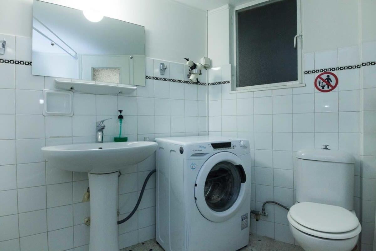 Charming Vintage 2Br Apartment With Balcony In Koukaki Athena Bagian luar foto