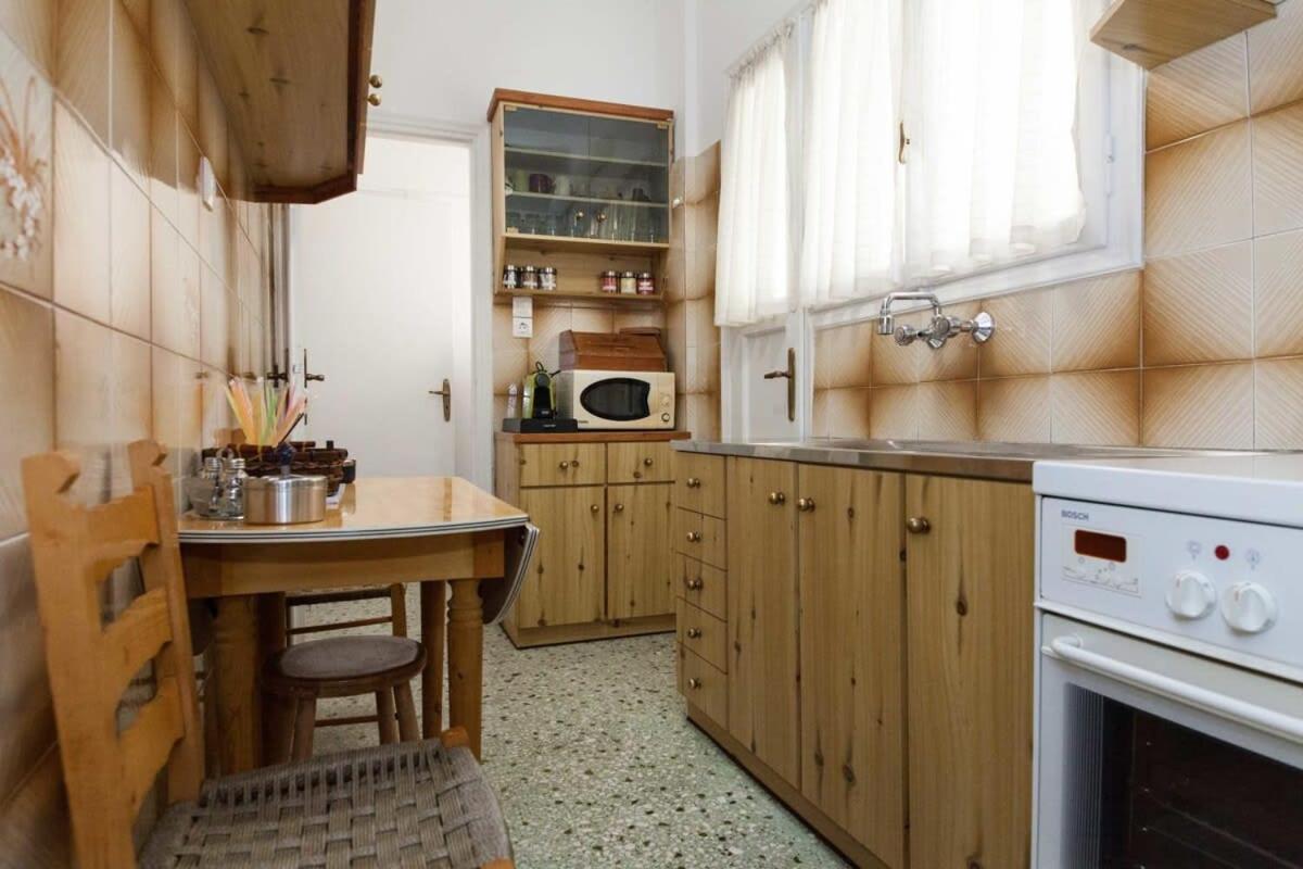 Charming Vintage 2Br Apartment With Balcony In Koukaki Athena Bagian luar foto
