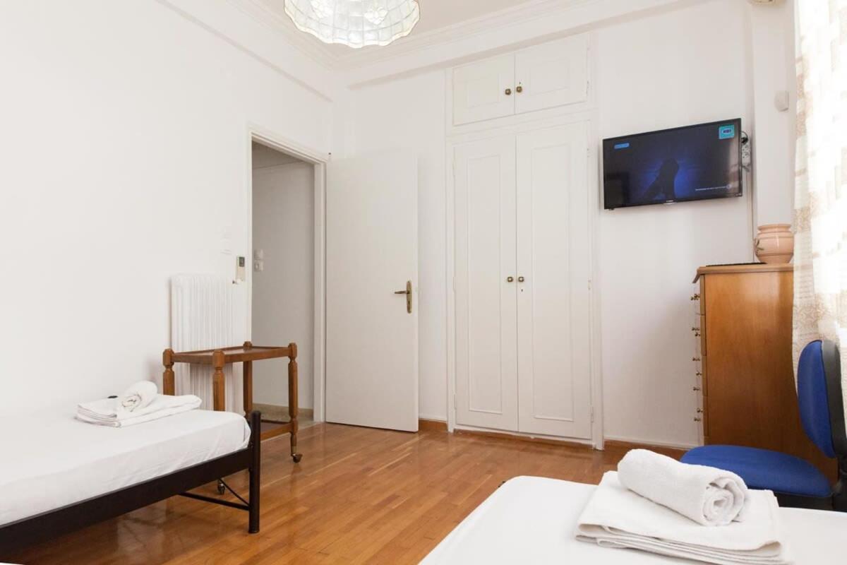 Charming Vintage 2Br Apartment With Balcony In Koukaki Athena Bagian luar foto