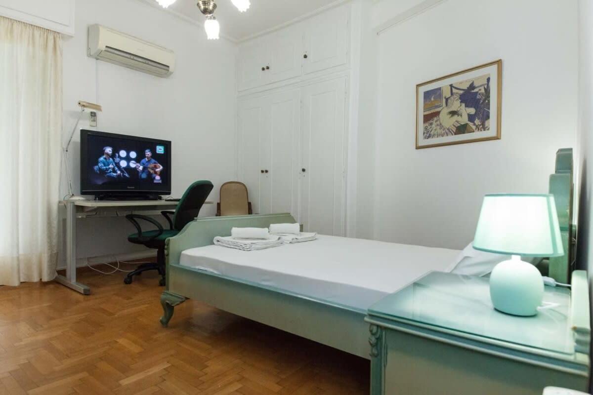 Charming Vintage 2Br Apartment With Balcony In Koukaki Athena Bagian luar foto