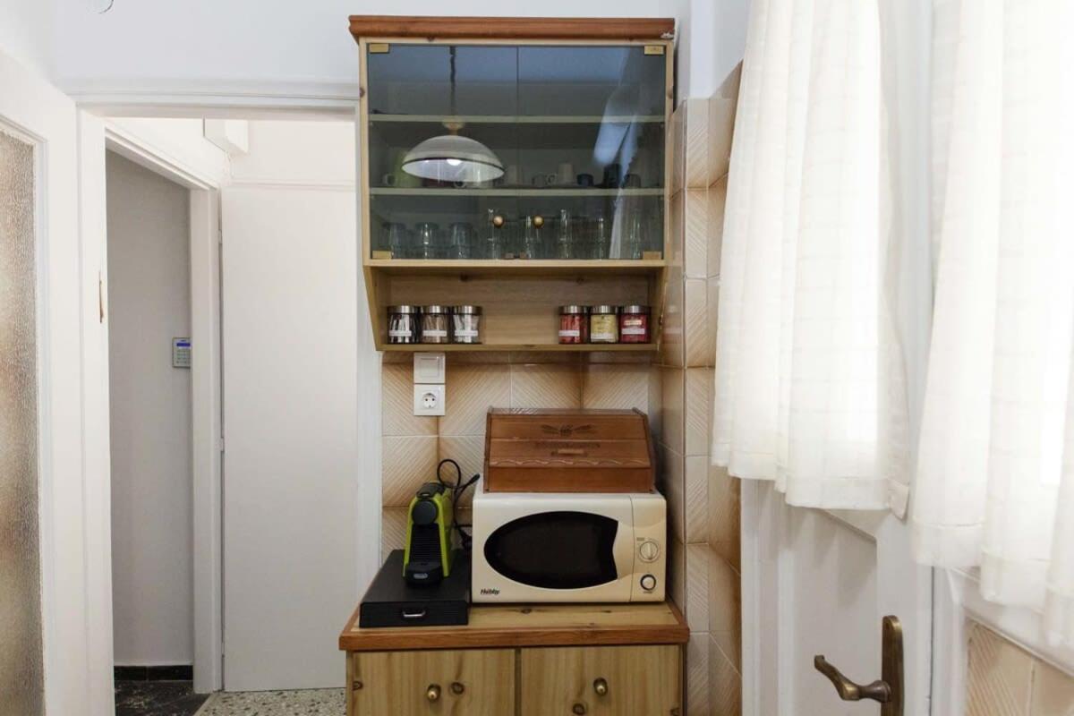 Charming Vintage 2Br Apartment With Balcony In Koukaki Athena Bagian luar foto
