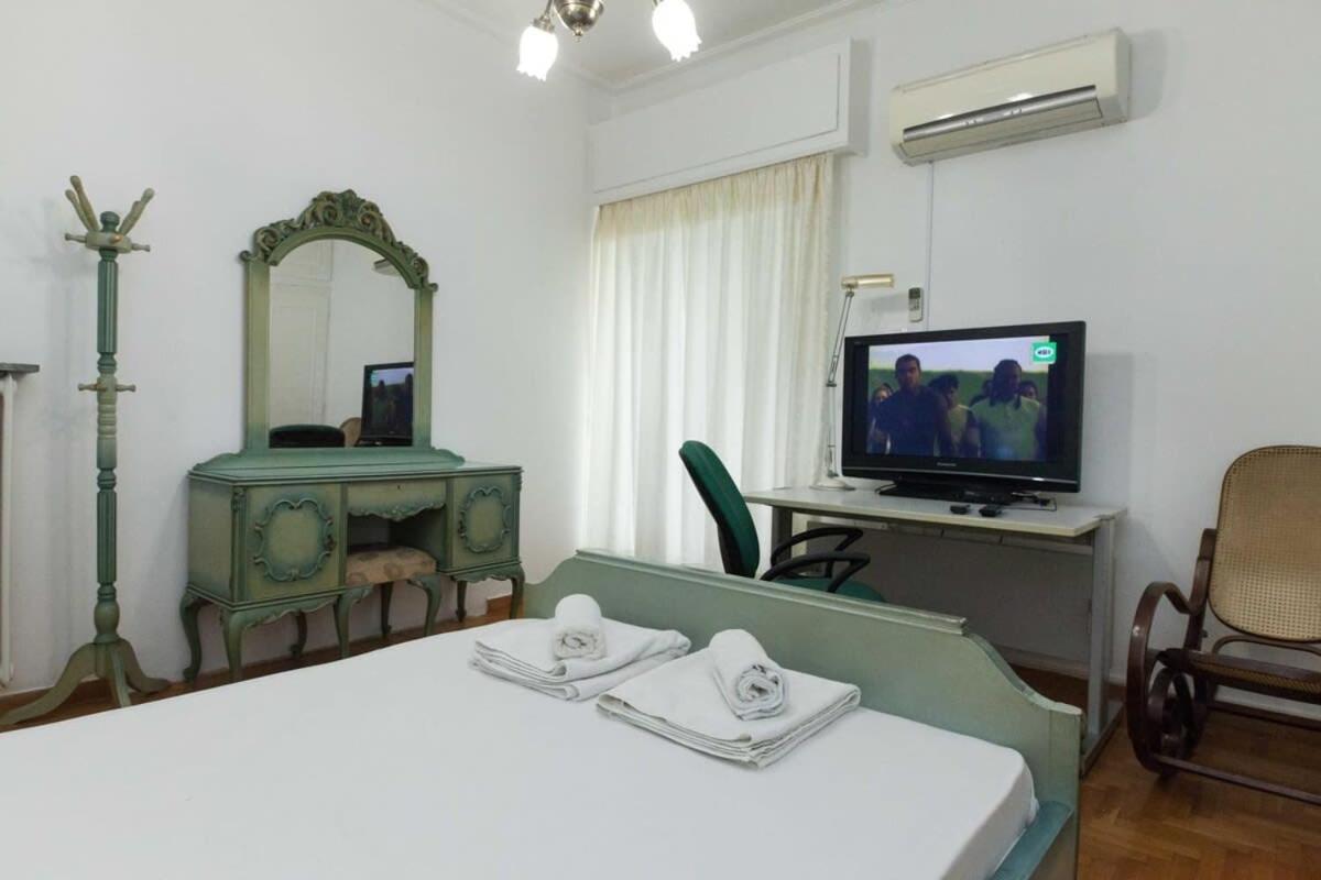 Charming Vintage 2Br Apartment With Balcony In Koukaki Athena Bagian luar foto