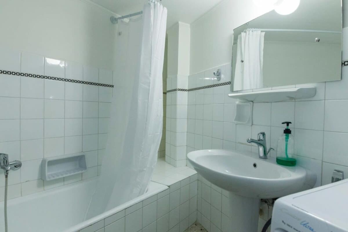 Charming Vintage 2Br Apartment With Balcony In Koukaki Athena Bagian luar foto