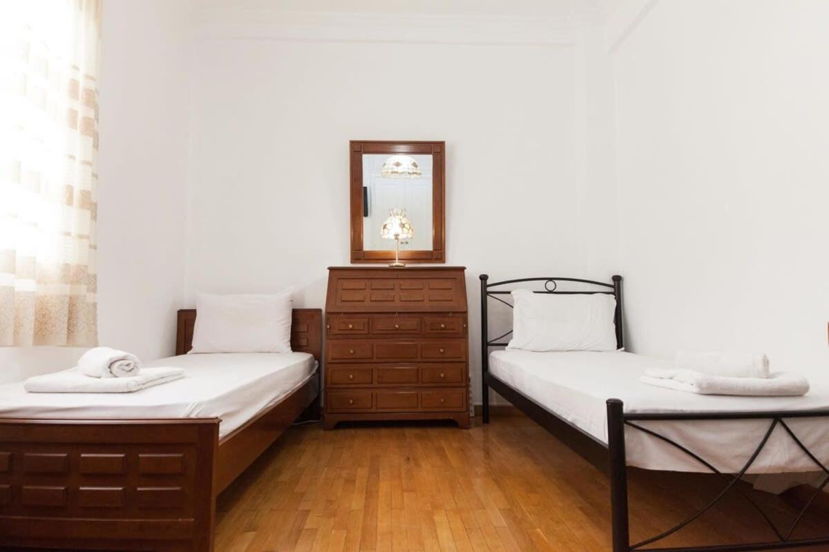 Charming Vintage 2Br Apartment With Balcony In Koukaki Athena Bagian luar foto